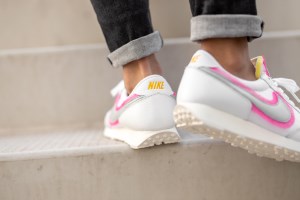 129-outlet-gunaikeia-sneakers/3b2c-nike-daybreak-white-metallic-silver-hyper-pink-b16.jpg