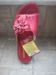 70-sagionares-pantofles-sandalia/0c1b-gunaikeia-anatomiki-pantofla-dermatini-aerosola-329.jpg