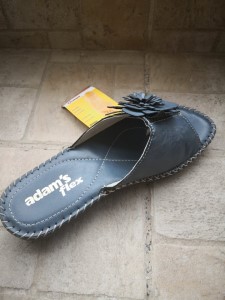 70-sagionares-pantofles-sandalia/0c1b-gunaikeia-anatomiki-pantofla-dermatini-aerosola-4f8.jpg