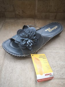 70-sagionares-pantofles-sandalia/0c1b-gunaikeia-anatomiki-pantofla-dermatini-aerosola-915.jpg