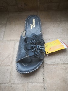 70-sagionares-pantofles-sandalia/0c1b-gunaikeia-anatomiki-pantofla-dermatini-aerosola.jpg