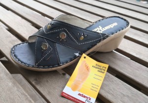 70-sagionares-pantofles-sandalia/b3c6-gunaikeia-anatomiki-pantofla-dermatini-aerosola-076.jpg