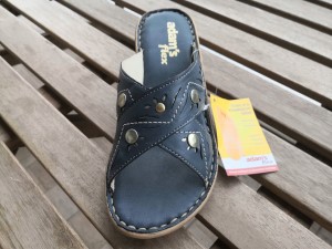 70-sagionares-pantofles-sandalia/b3c6-gunaikeia-anatomiki-pantofla-dermatini-aerosola-2a7.jpg