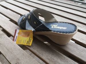 70-sagionares-pantofles-sandalia/b3c6-gunaikeia-anatomiki-pantofla-dermatini-aerosola-b60.jpg