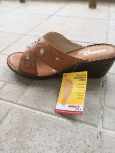 70-sagionares-pantofles-sandalia/cde8-gunaikeia-anatomiki-pantofla-dermatini-aerosola-5a5.jpg