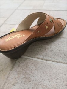 70-sagionares-pantofles-sandalia/cde8-gunaikeia-anatomiki-pantofla-dermatini-aerosola-960.jpg