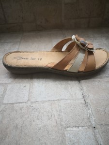70-sagionares-pantofles-sandalia/cf90-gunaikeia-anatomiki-pantofla-dermatini-aerosola-c33.jpg